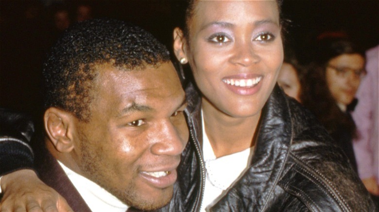 Mike Tyson baguette Robin Givens souriant