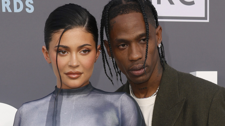 Kylie Jenner et Travis Scott posent