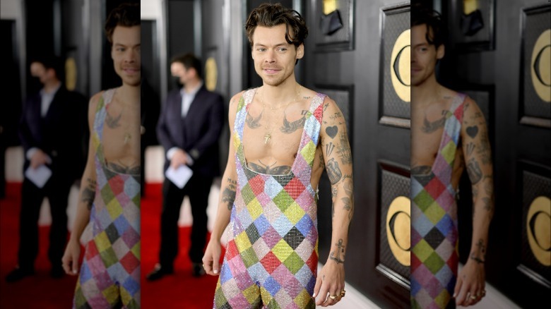 Harry Styles porte une combinaison multicolore