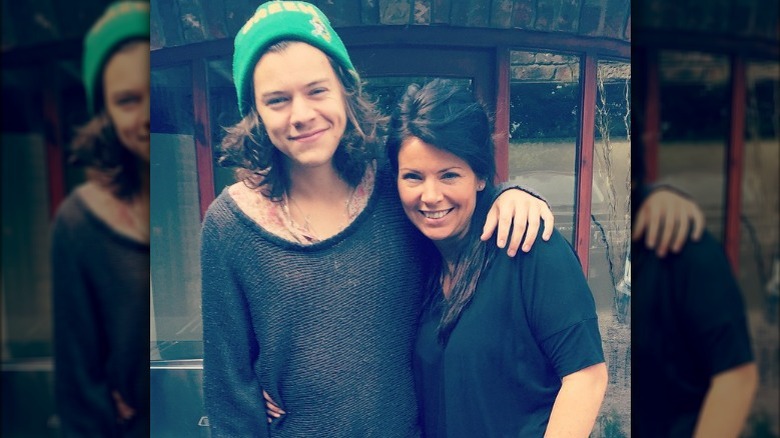 Harry Styles avec un bras autour de maman Anne Twist