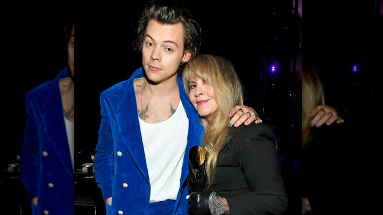 Harry Styles avec un bras autour de Stevie Nicks