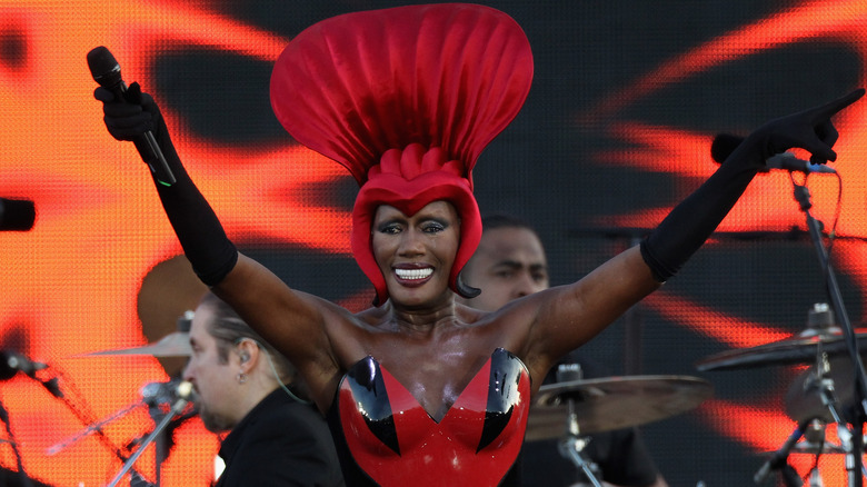 Grace Jones en train de jouer