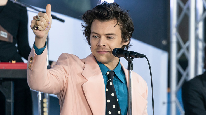 Harry Styles lève le pouce sur scène