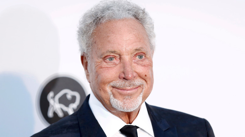 Tom Jones souriant