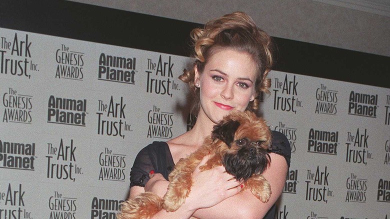 Alicia Silverstone tenant un chien