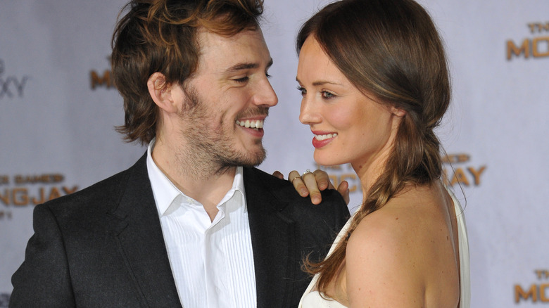 Sam Claflin et Laura Haddock souriant