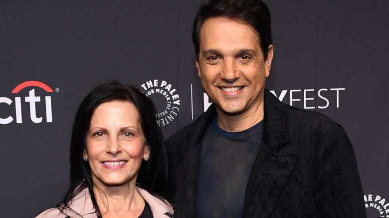 Ralph Macchio et Phyllis Fierro posent