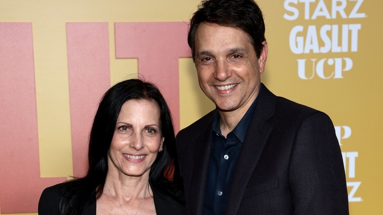 Ralph Macchio et Phyllis Fierro posent