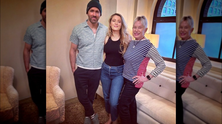 Blake Lively, Ryan Reynolds et Tammy Reynolds souriant