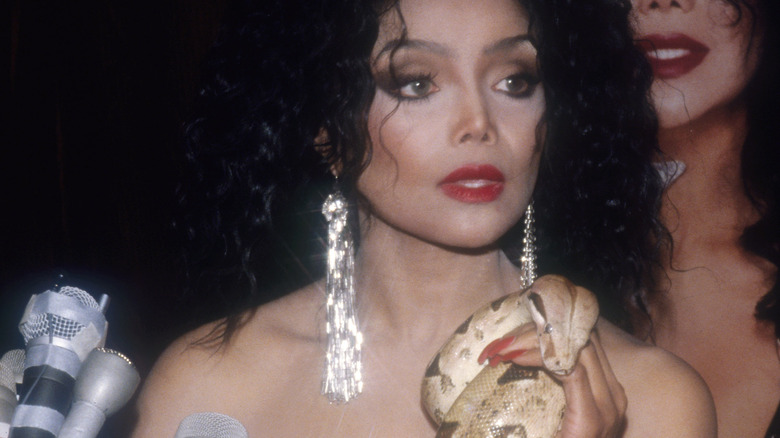 La Toya Jackson pose avec un serpent