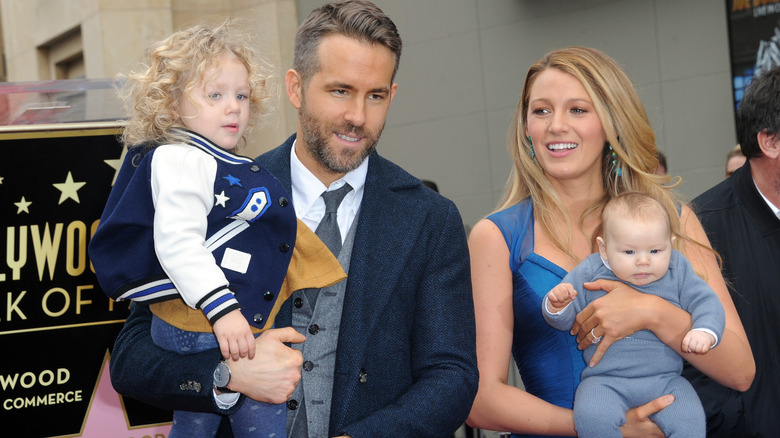 Ryan Reynolds et Blake Lively posant avec deux de leurs filles