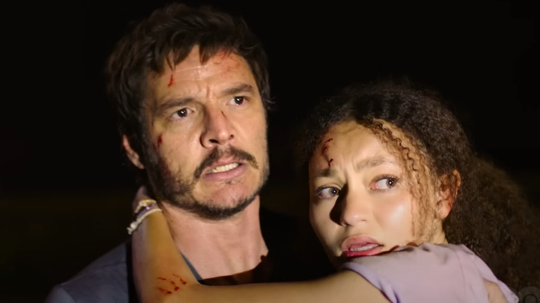 Nico Parker avec un bras autour du cou de Pedro Pascal