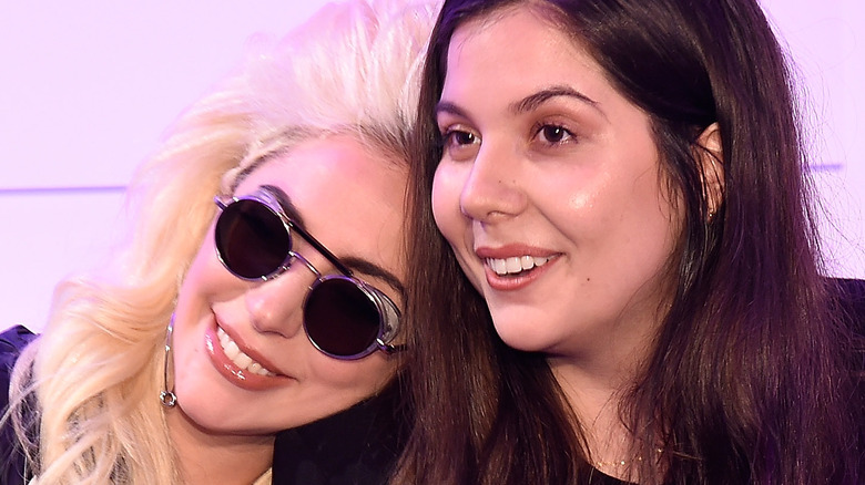 Lady Gaga et Natali Germanotta s'embrassent