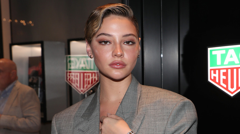 Madelyn Cline portant un blazer gris