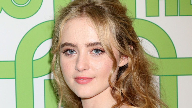 Kathryn Newton posant