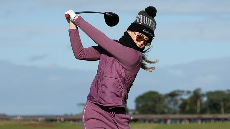 Kathryn Newton joue au golf