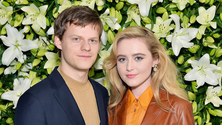 Lucas Hedges et Kathryn Newton posant