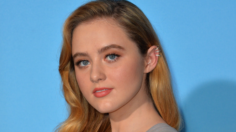 Kathryn Newton posant