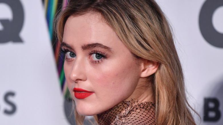 Kathryn Newton posant