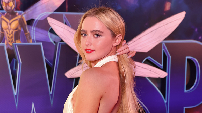 Kathryn Newton posant