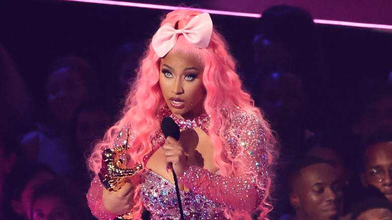 Nicki Minaj reçoit le prix sur scène