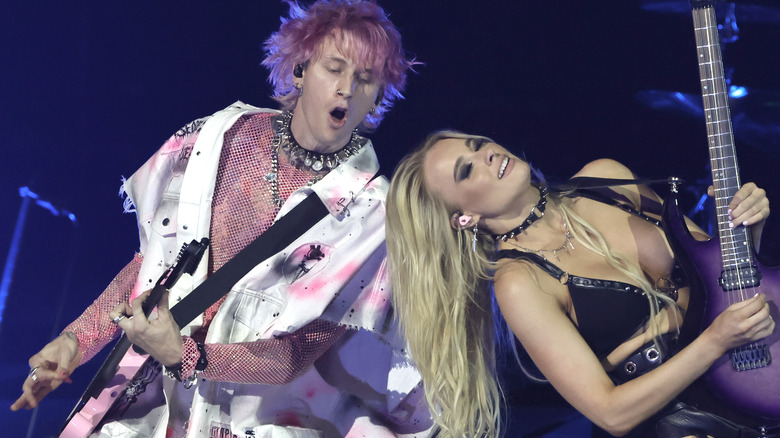 Machine Gun Kelly et Sophie Lloyd sur scène