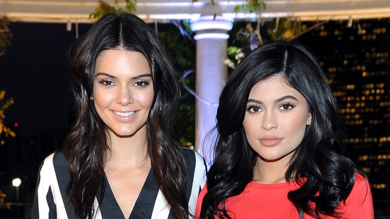 Kendall et Kylie Jenner posant pour une photo