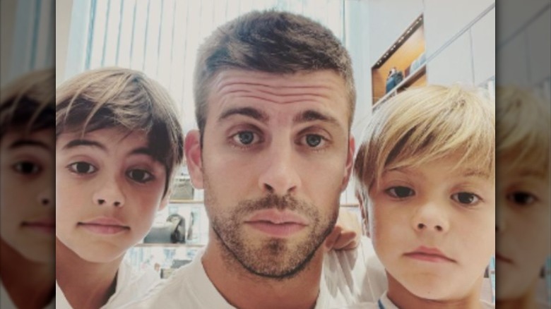 Gerard Piqué et ses enfants prenant un selfie