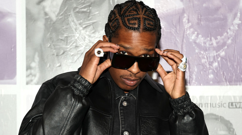 A$AP Rocky posant avec des lunettes de soleil