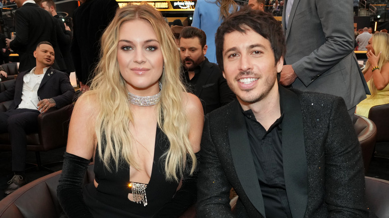 Kelsea Ballerini et Morgan Evans sourient