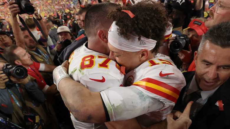 Patrick Mahomes et Travis Kelce se font un câlin après la victoire du Super Bowl