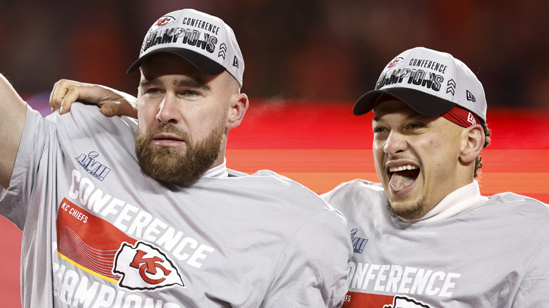 Patrick Mahomes et Travis Kelce célèbrent une victoire