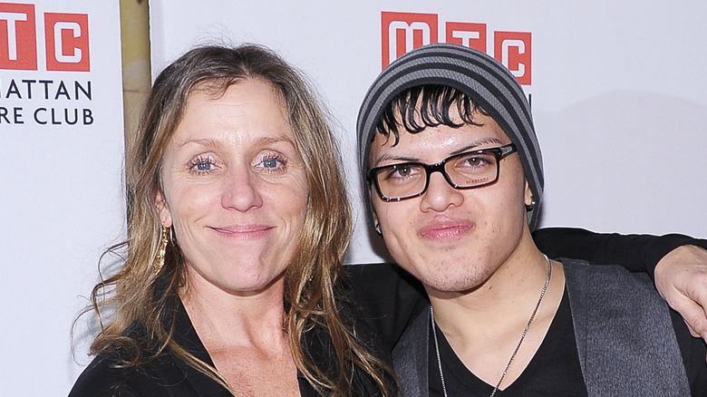 Frances McDormand et Pedro McDormand souriant