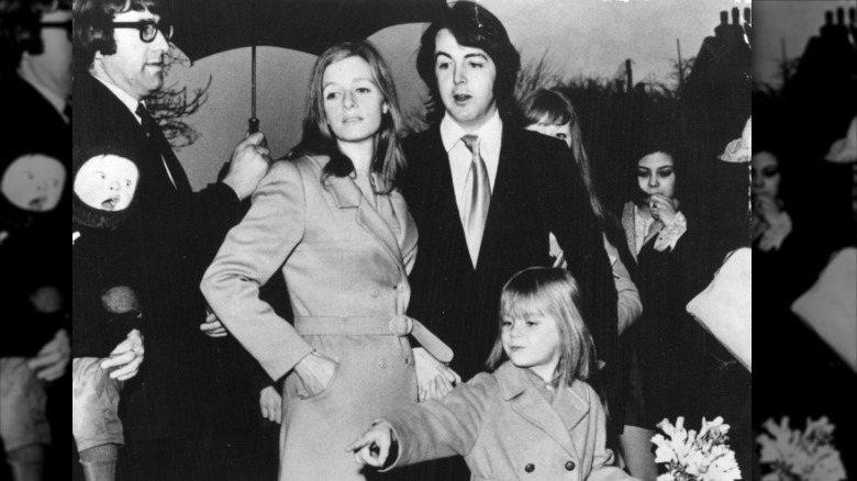 Linda McCartney, Paul McCartney et Heather McCartney posant pour une photo