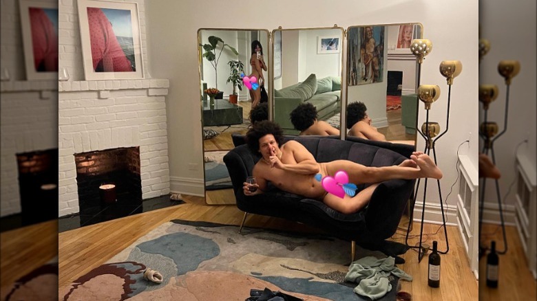 Eric André et Emily Ratajkowski nus