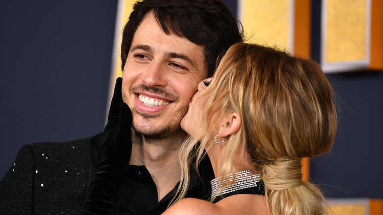 Kelsea Ballerini et Morgan Evans se font des câlins pour une photo