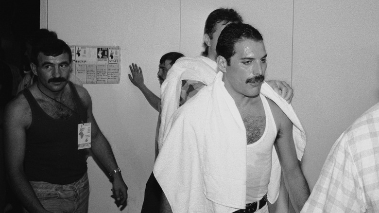 Freddie Mercury marche avec son petit ami Jim Hutton