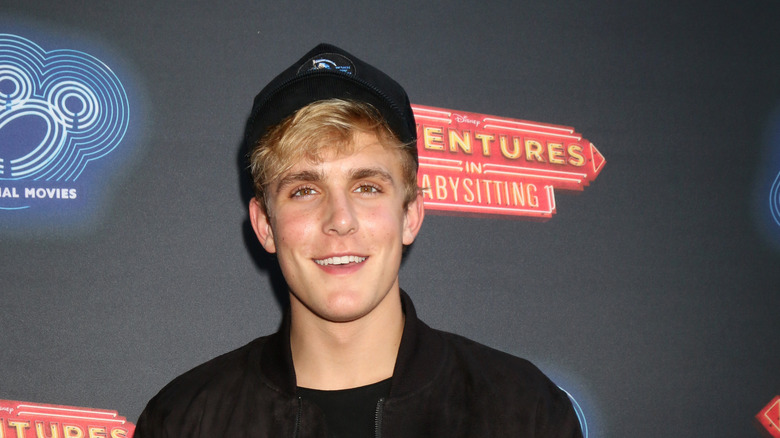 Jake Paul souriant et portant un chapeau