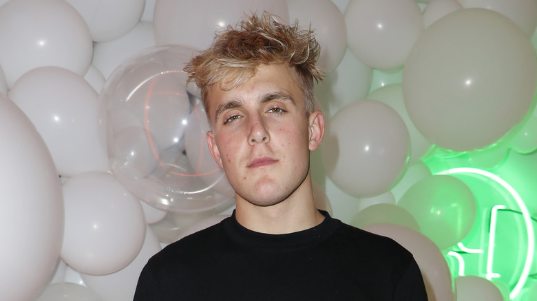 Jake Paul posant