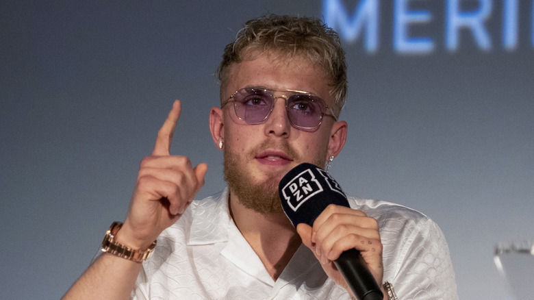 Jake Paul parlant dans le microphone