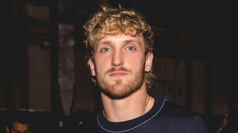 Logan Paul posant