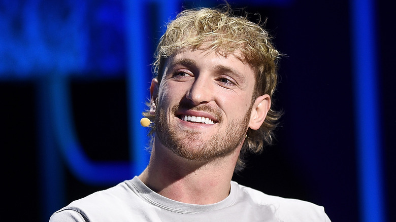 Logan Paul souriant et inclinant la tête