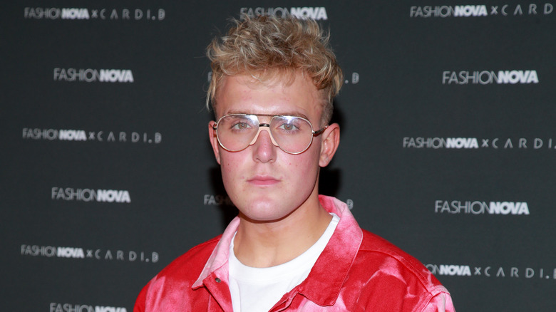 Jake Paul porte des lunettes