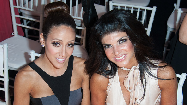 Melissa Gorga et Theresa Giudice souriantes 