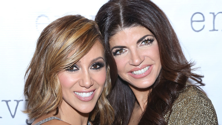 Melissa Gorga étreignant Teresa Giudice