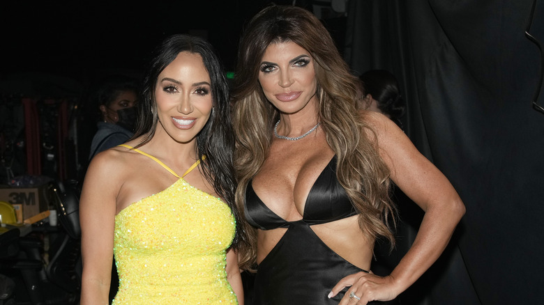 Melissa Gorga et Teresa Giudice sourient