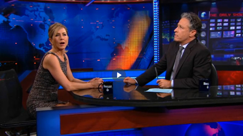 Jon Stewart interviewant Jennifer Aniston