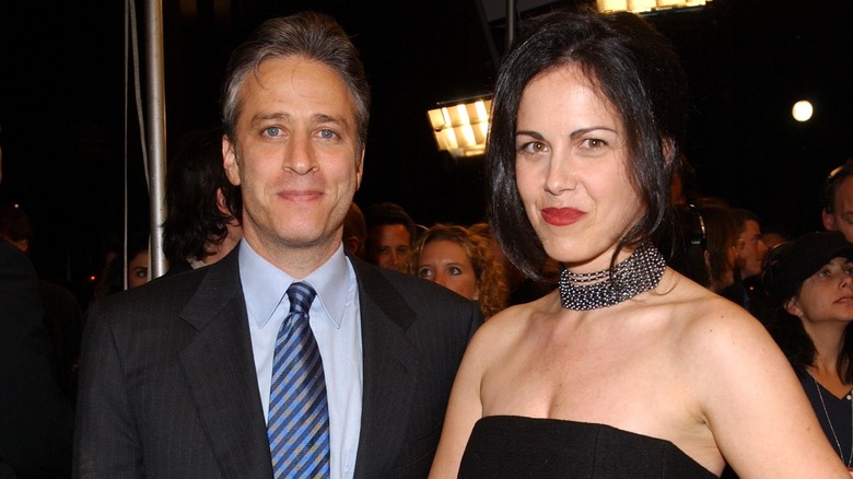 Jon Stewart, Tracy McShane souriant