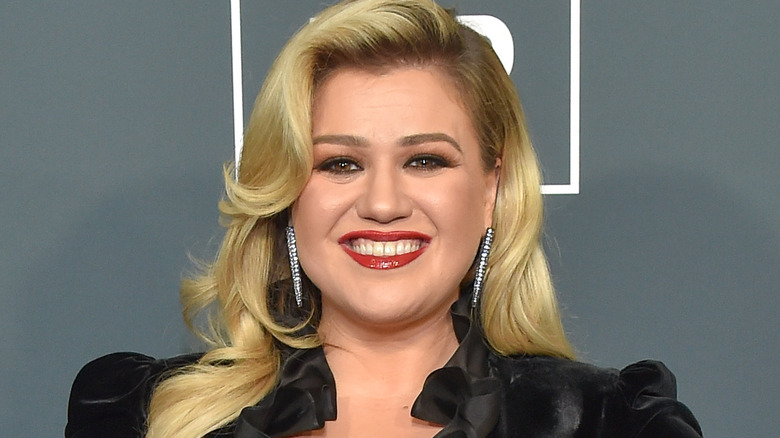 Kelly Clarkson sourit 