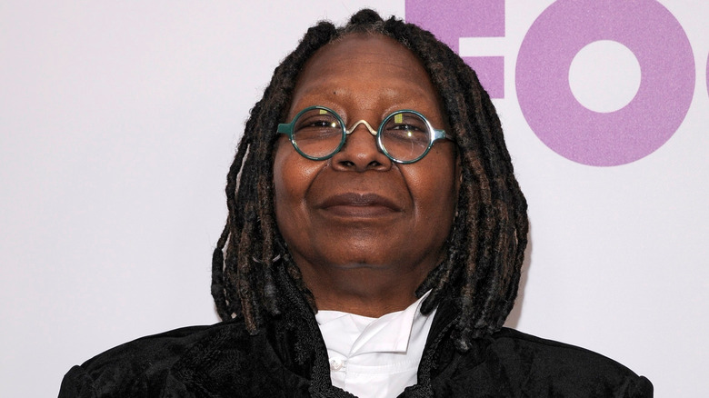 Whoopi Goldberg à lunettes bleues 